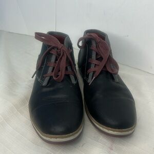 Vince Mens Chukka  boots in black and red